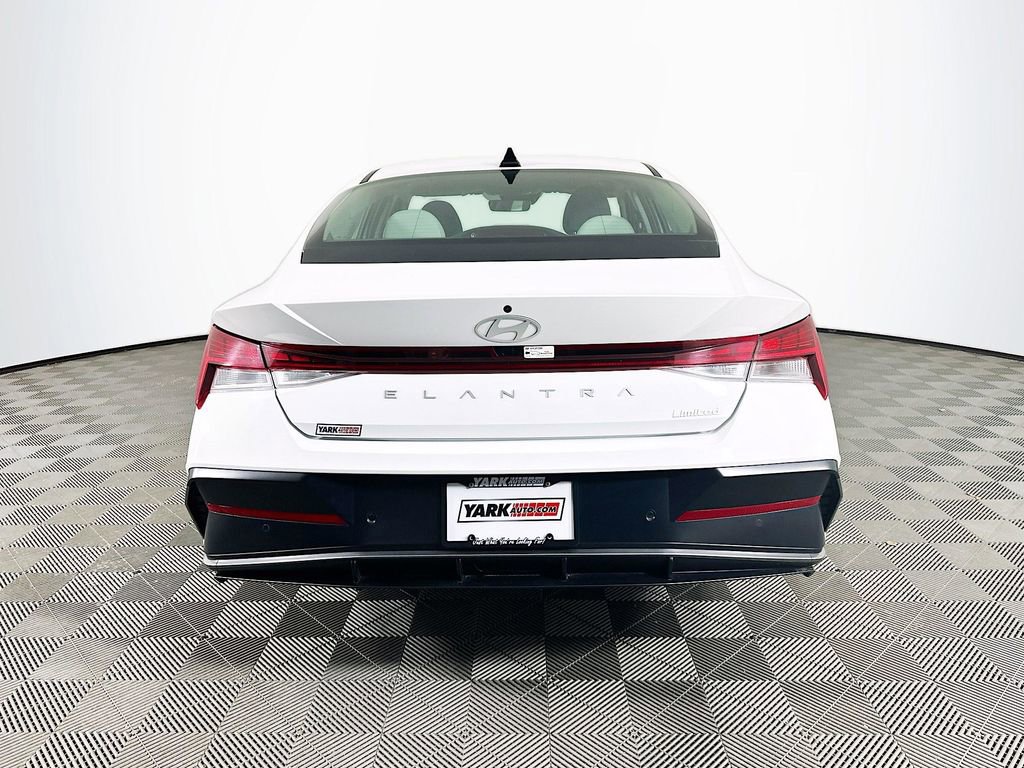 Used 2024 Hyundai Elantra Limited image 9