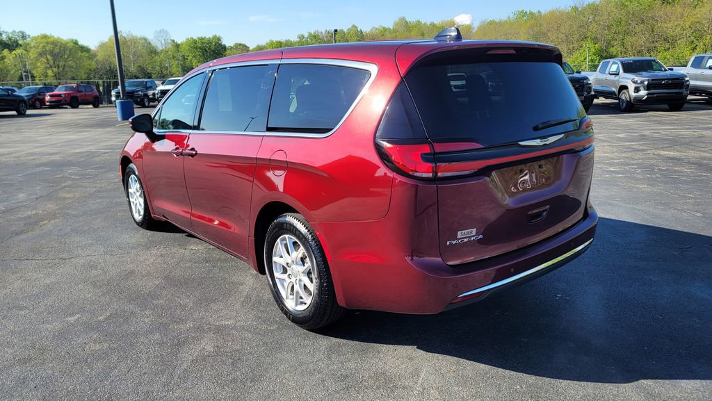 Used 2023 Chrysler Pacifica Touring-L FWD image 9