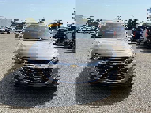 Used 2025 Chevrolet Malibu LT image 3