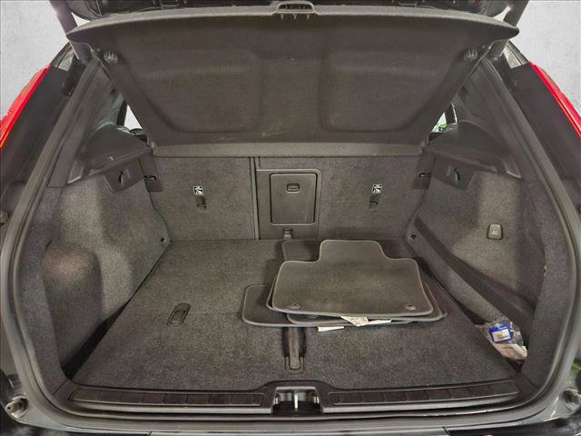Used 2019 Volvo XC40 T5 Momentum image 6