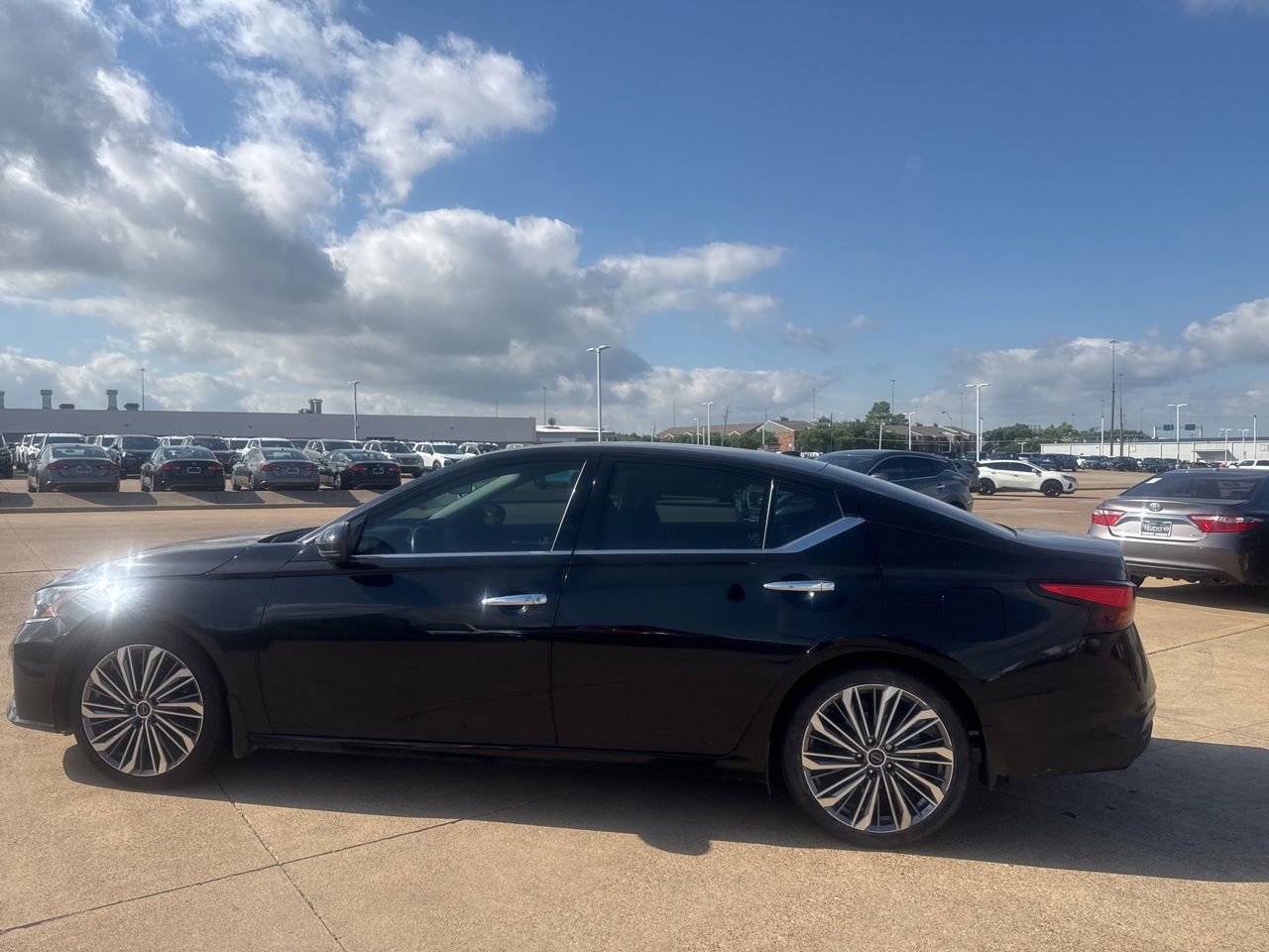 Used 2023 Nissan Altima 2.5 SL FWD image 11
