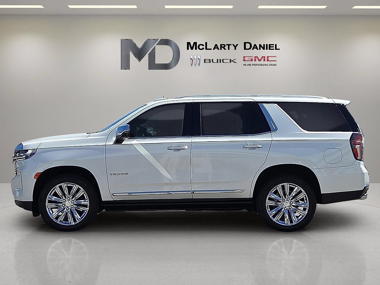 Used 2021 Chevrolet Tahoe Premier w/ Premium Package AWD/4WD image 2