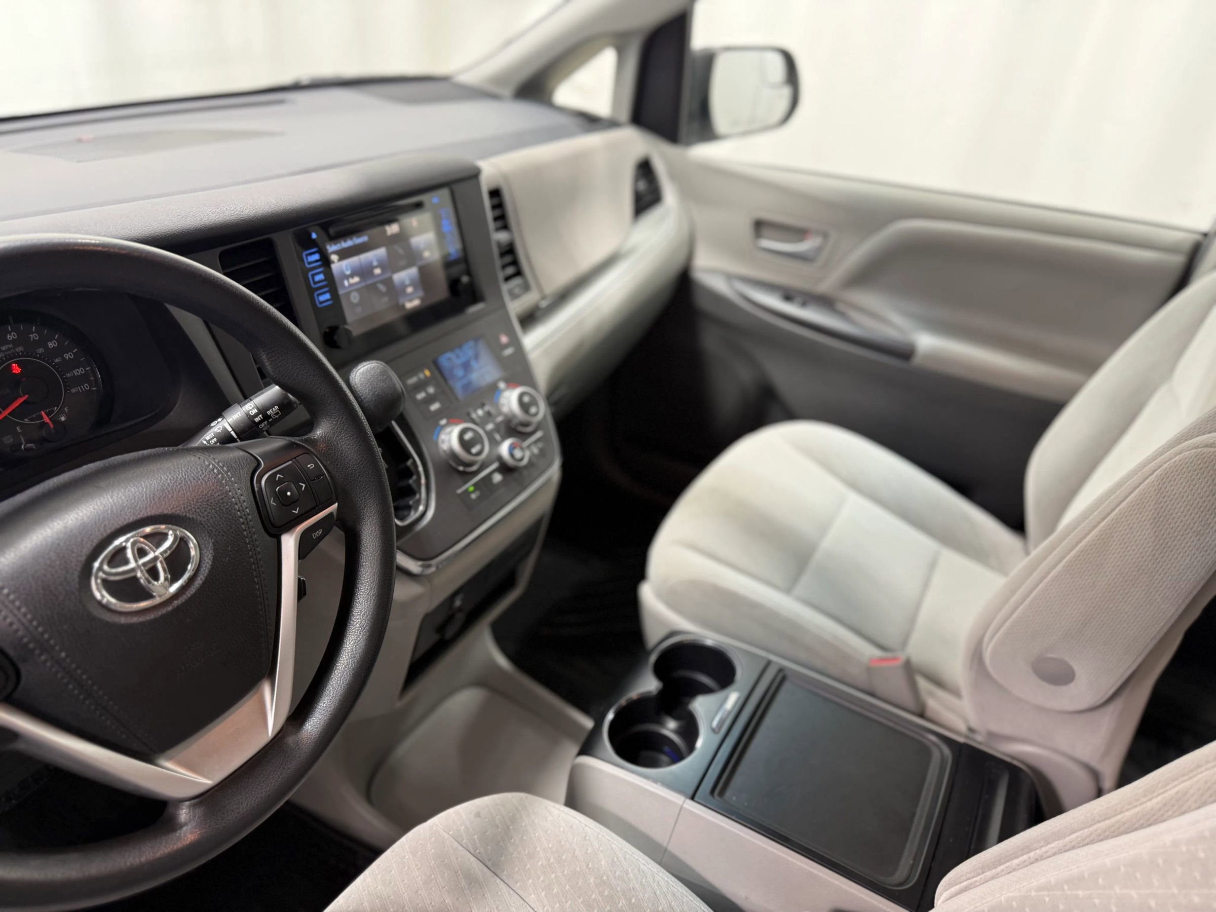 Used 2017 Toyota Sienna LE image 19