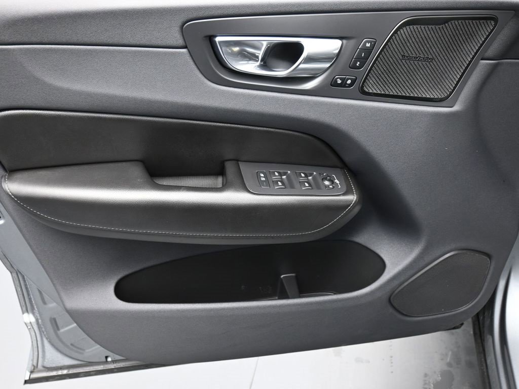 Used 2019 Volvo XC60 T6 Momentum w/ Multimedia Package image 9