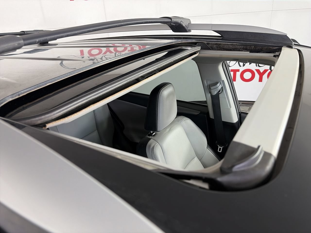 Used 2018 Toyota RAV4 Limited w/ Protection Package FWD image 11