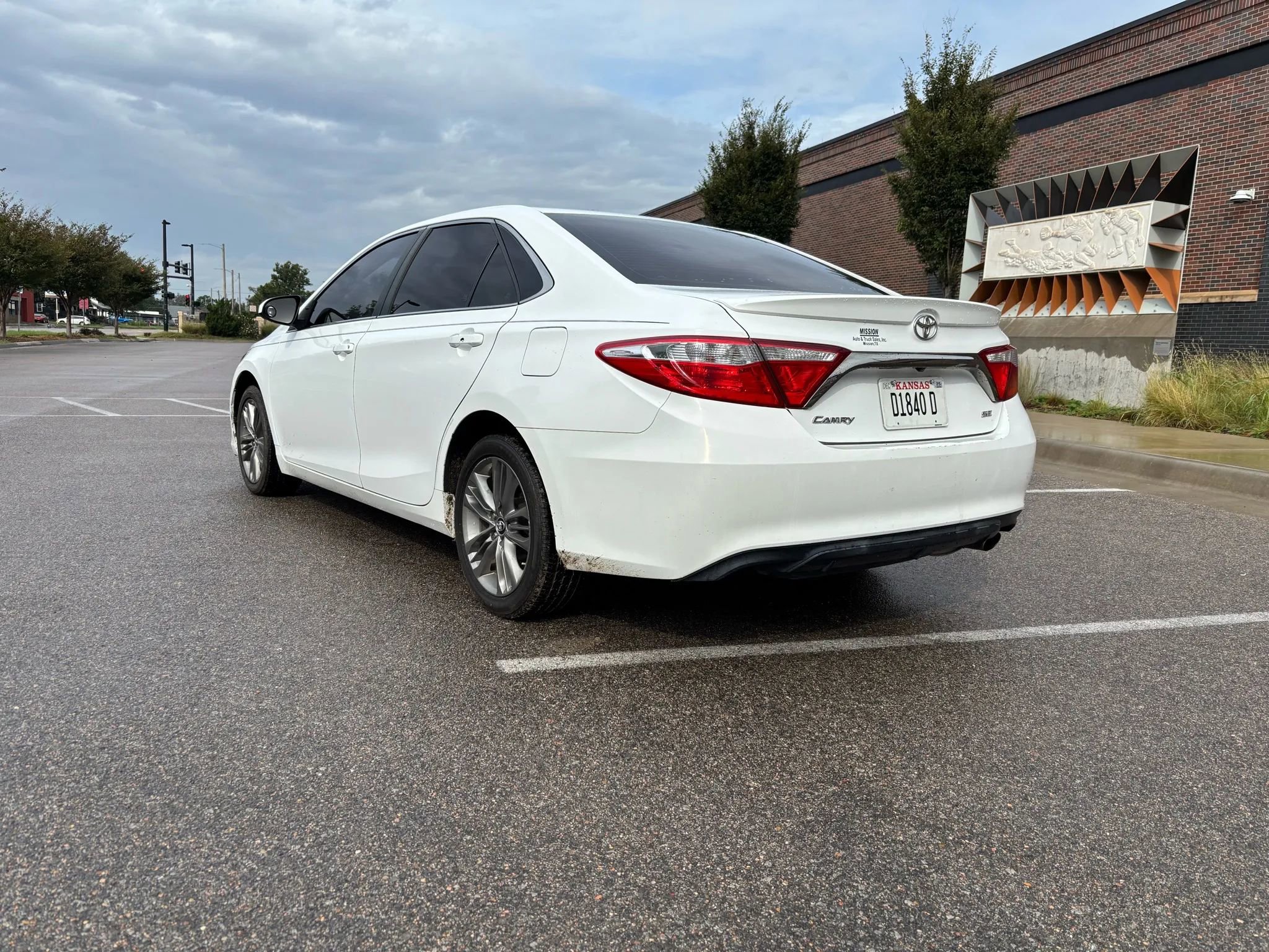 Used 2015 Toyota Camry SE image 5
