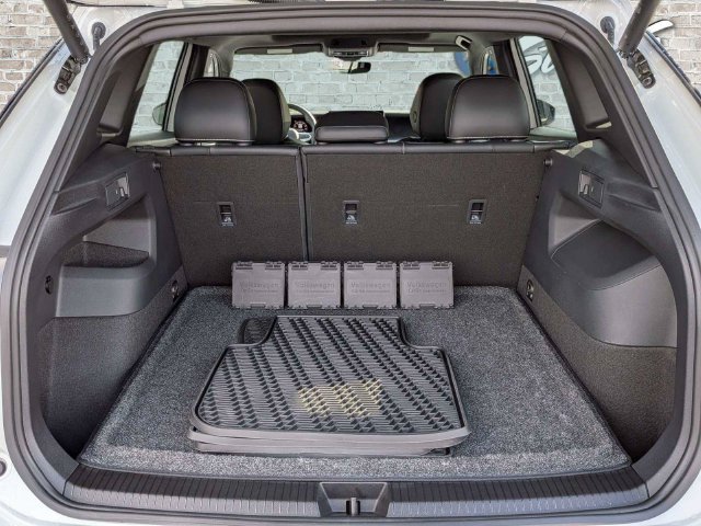 Certified 2025 Volkswagen Tiguan SE R-Line FWD image 13