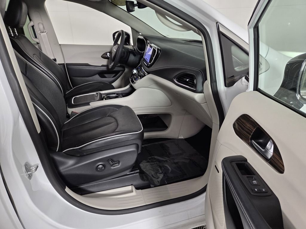 Used 2023 Chrysler Pacifica Limited w/ Uconnect Theater Family Group image 28
