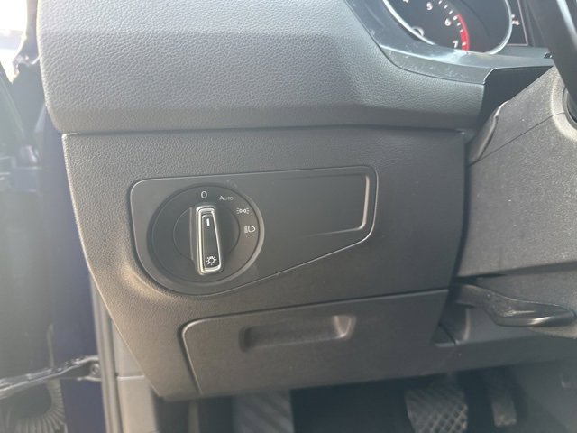 Used 2021 Volkswagen Tiguan SE image 12