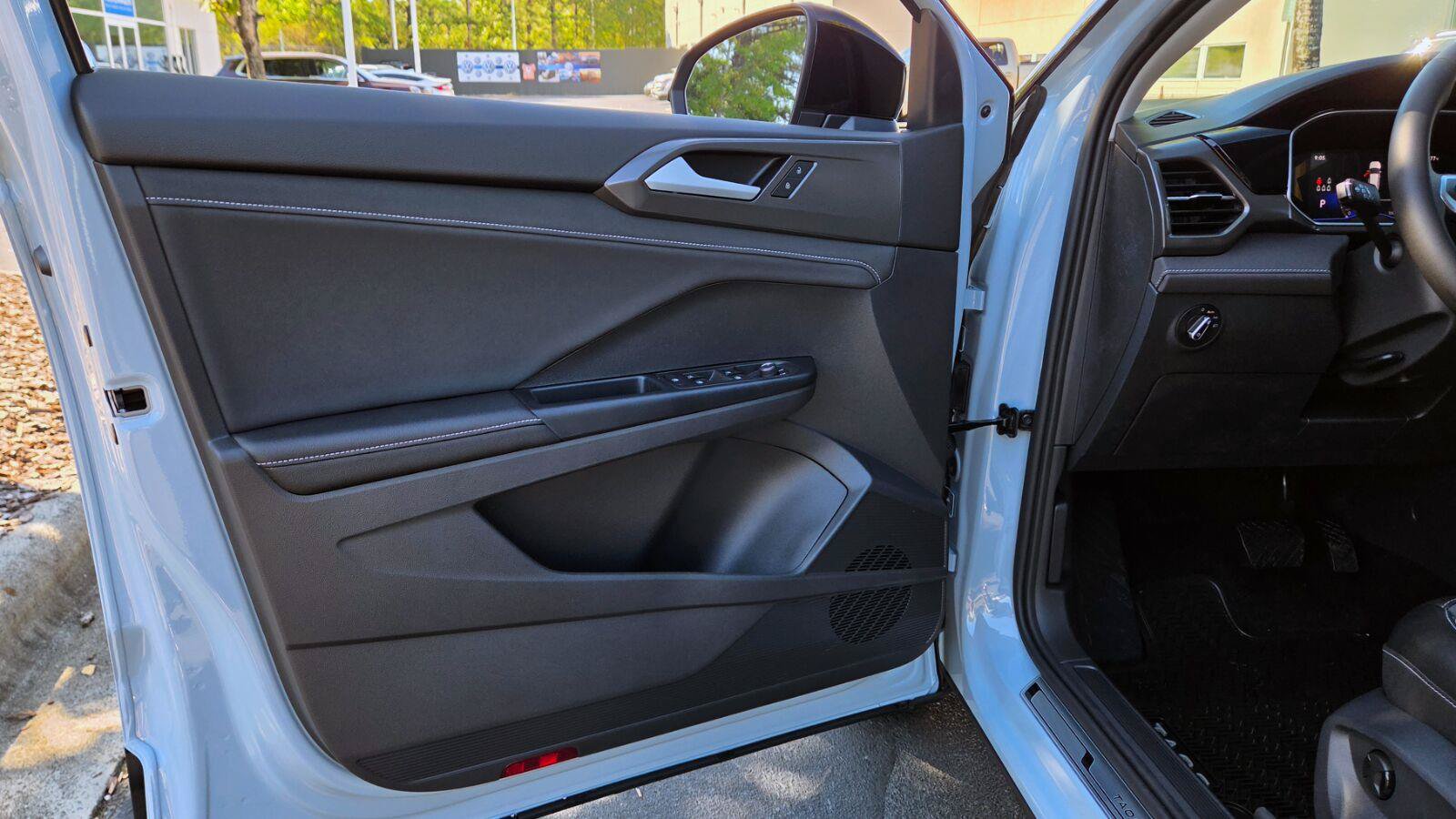 New 2027 Volkswagen Taos SE FWD image 18