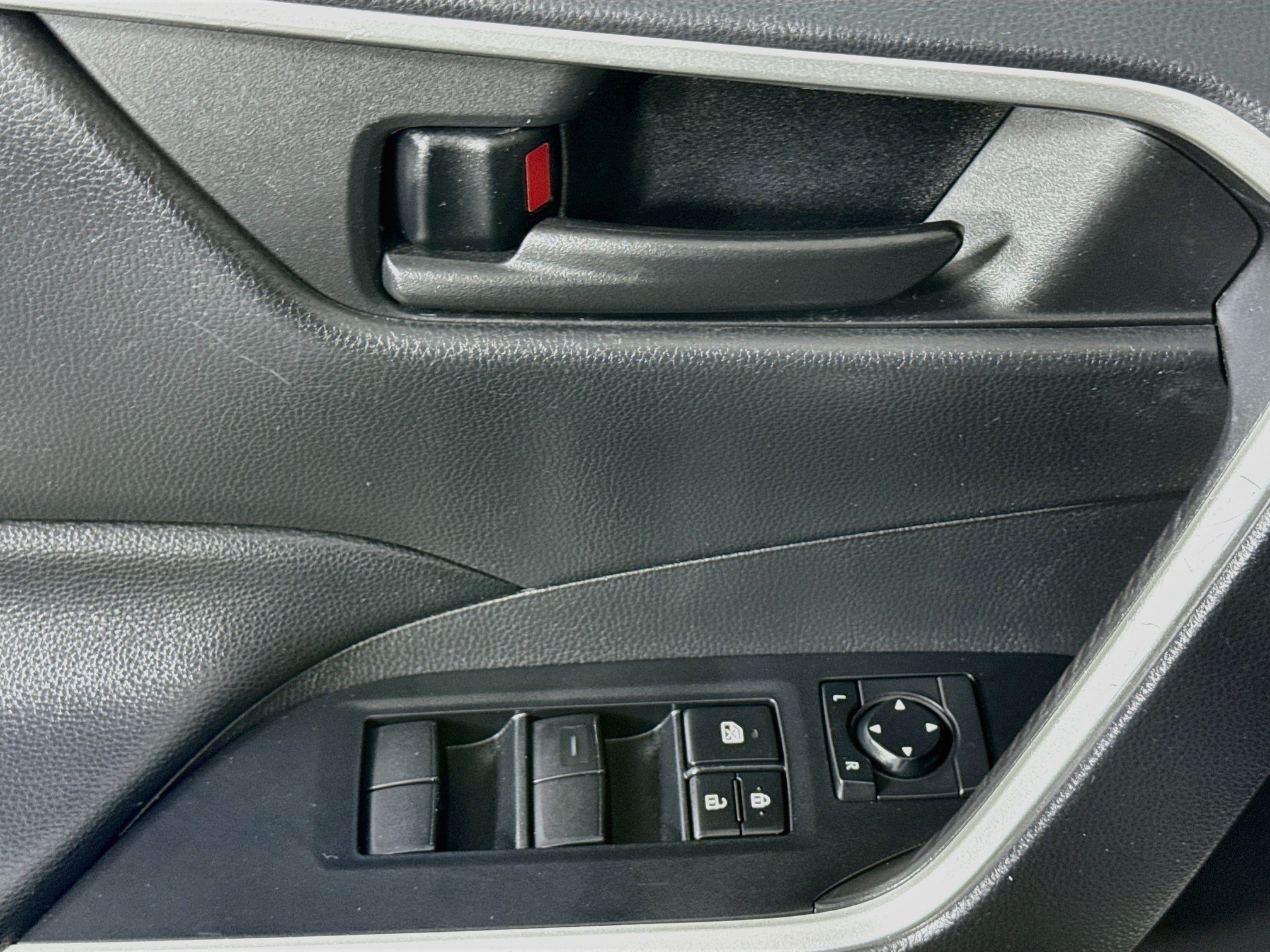 Used 2020 Toyota RAV4 LE FWD image 23