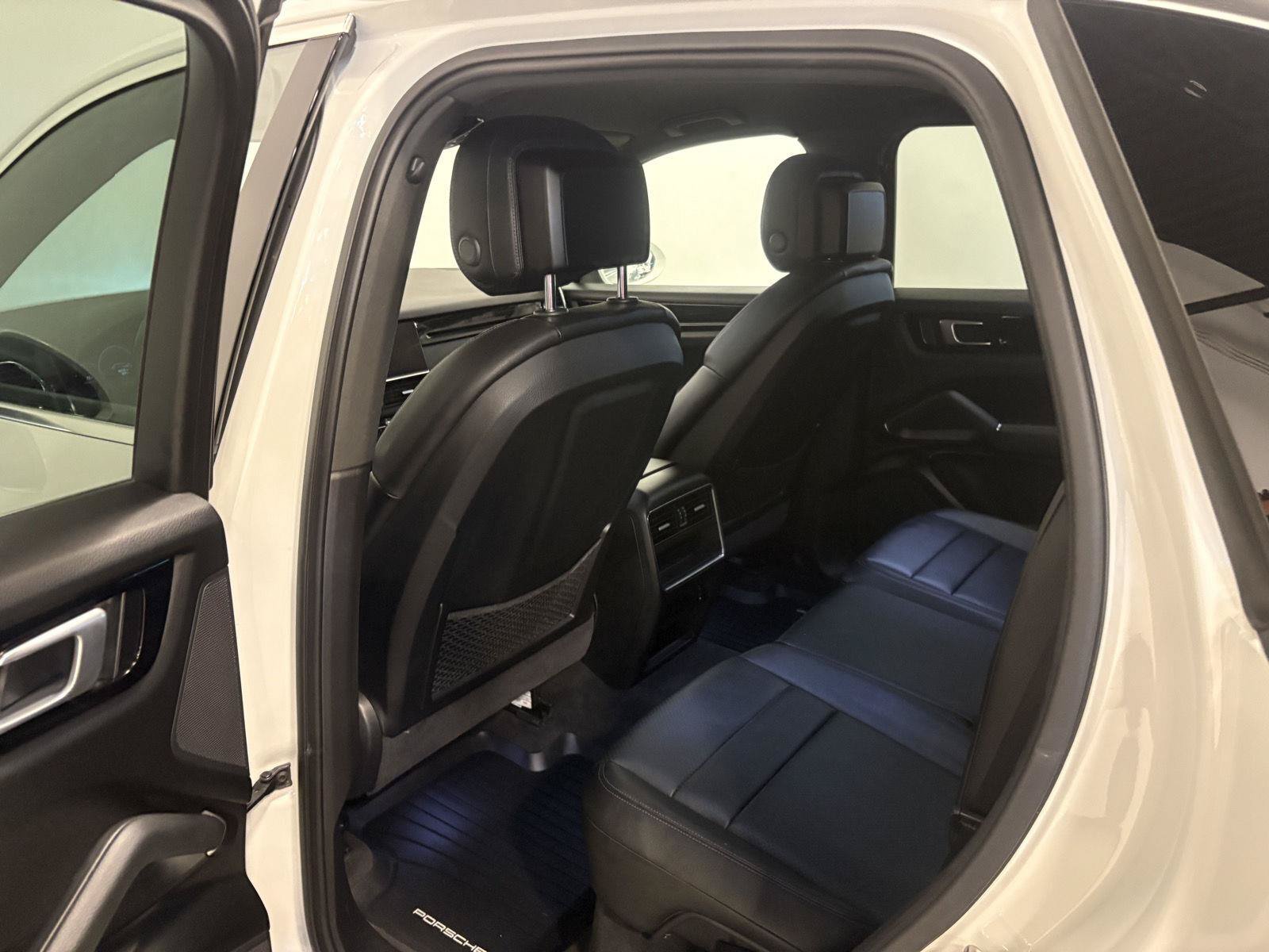 Used 2022 Porsche Cayenne AWD/4WD image 34