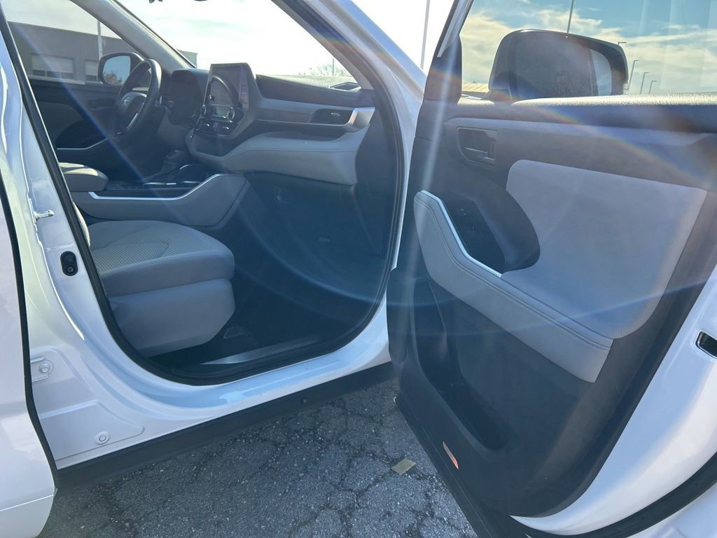 Used 2023 Toyota Highlander L image 19