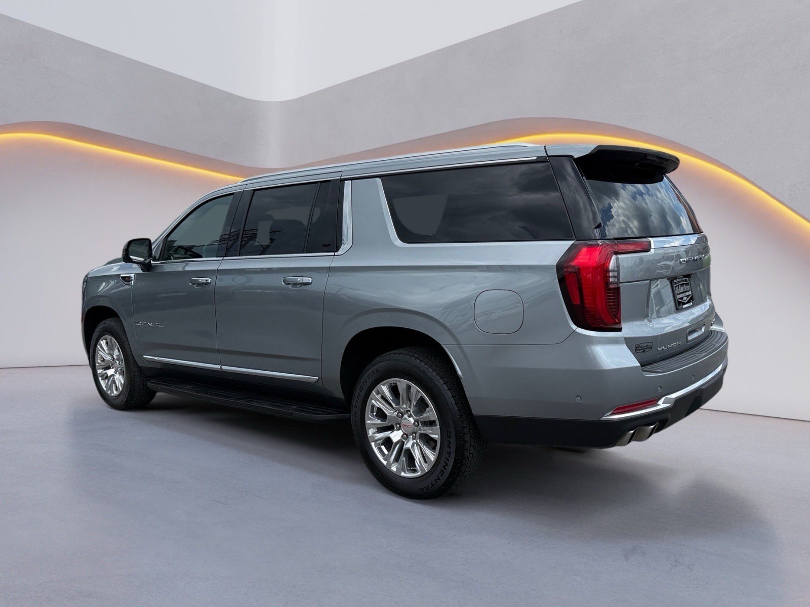 Used 2025 GMC Yukon XL Denali AWD/4WD image 5