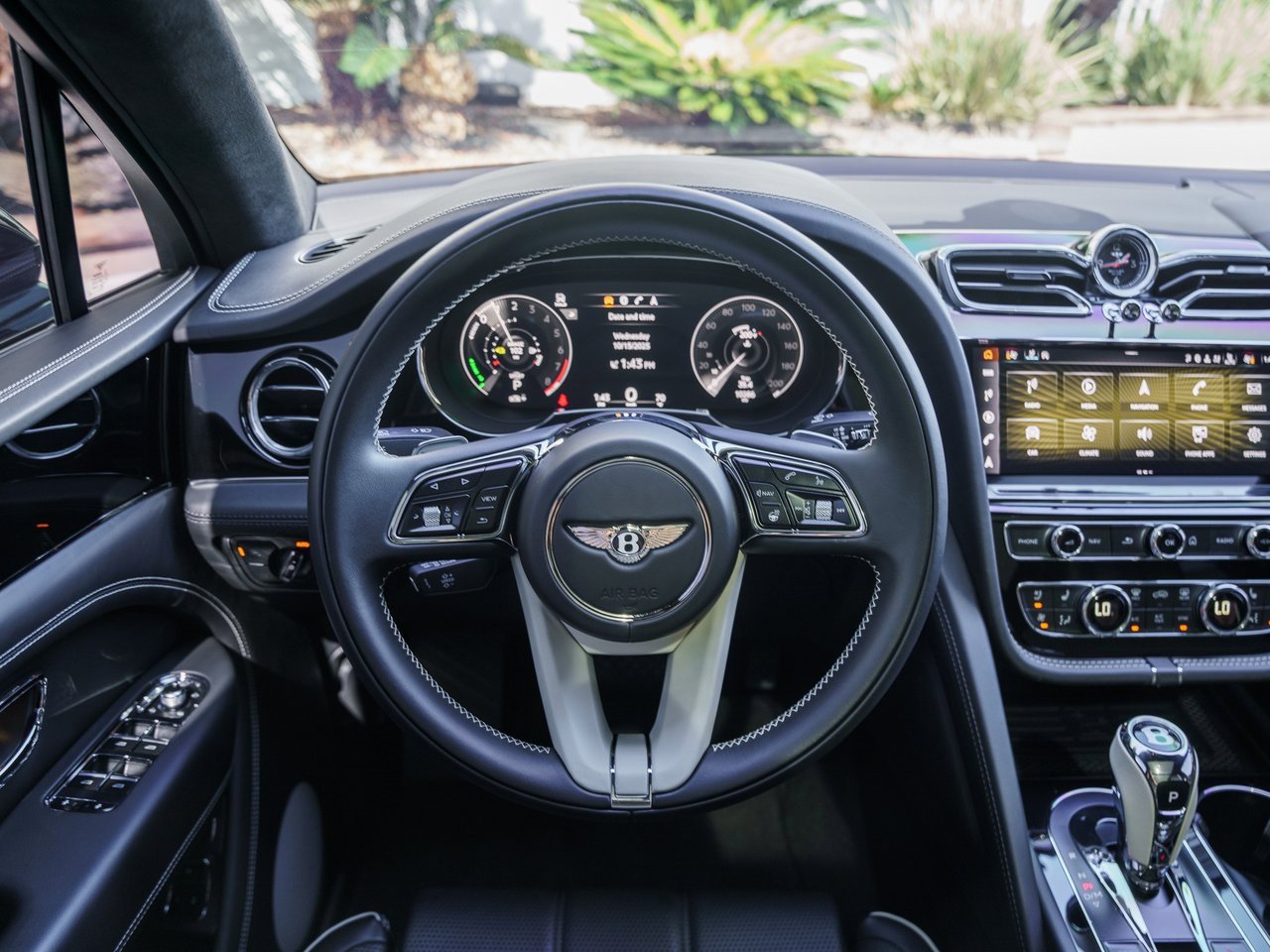 Used 2023 Bentley Bentayga Plug-In Hybrid image 14