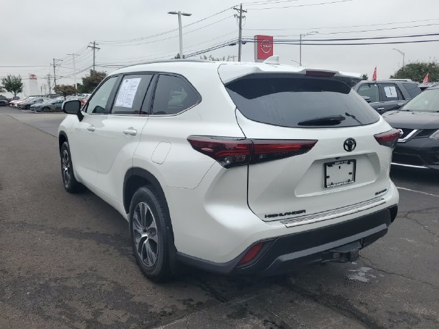 Used 2024 Toyota Highlander XLE AWD/4WD image 3