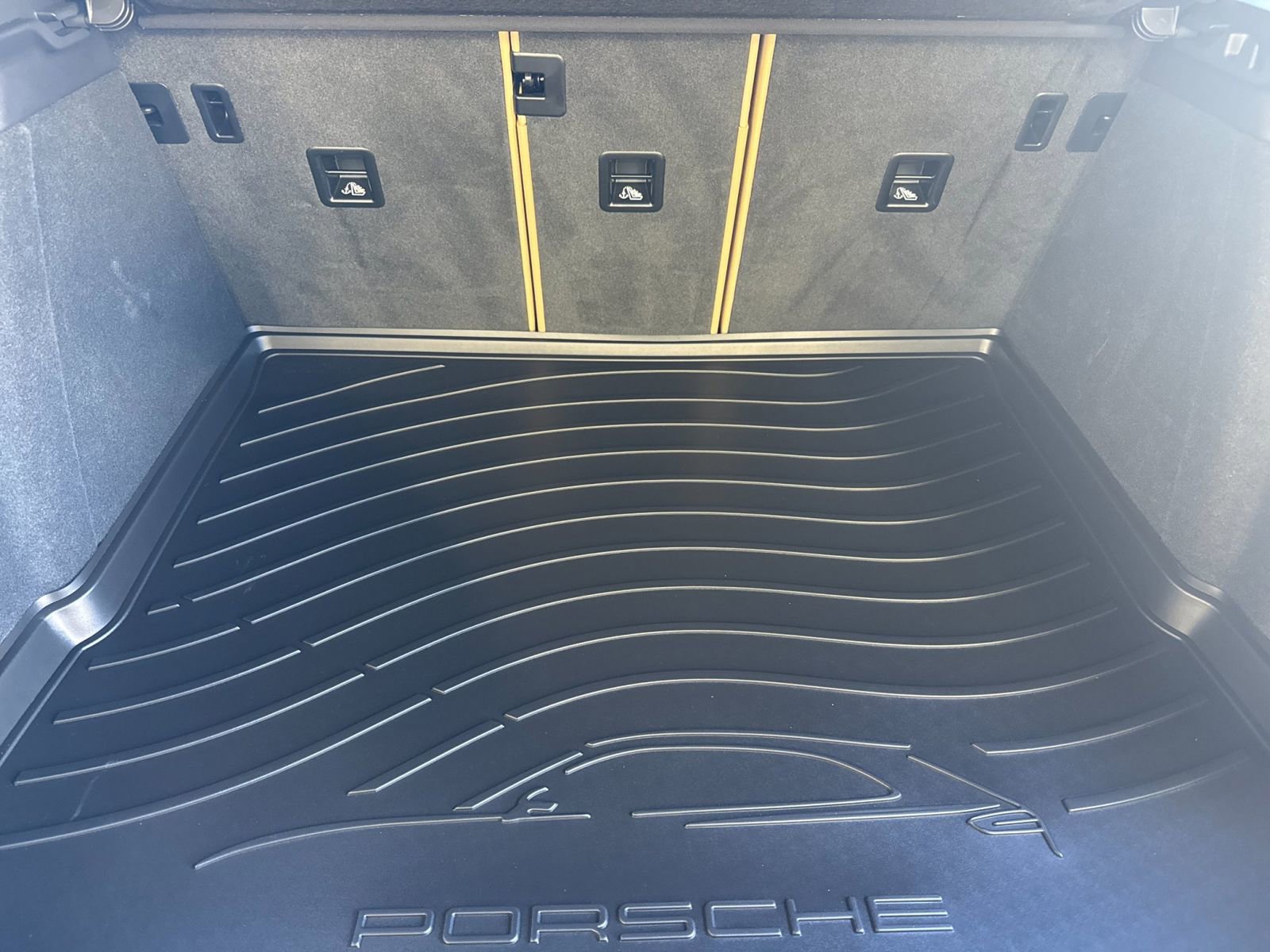 Certified 2025 Porsche Macan image 17