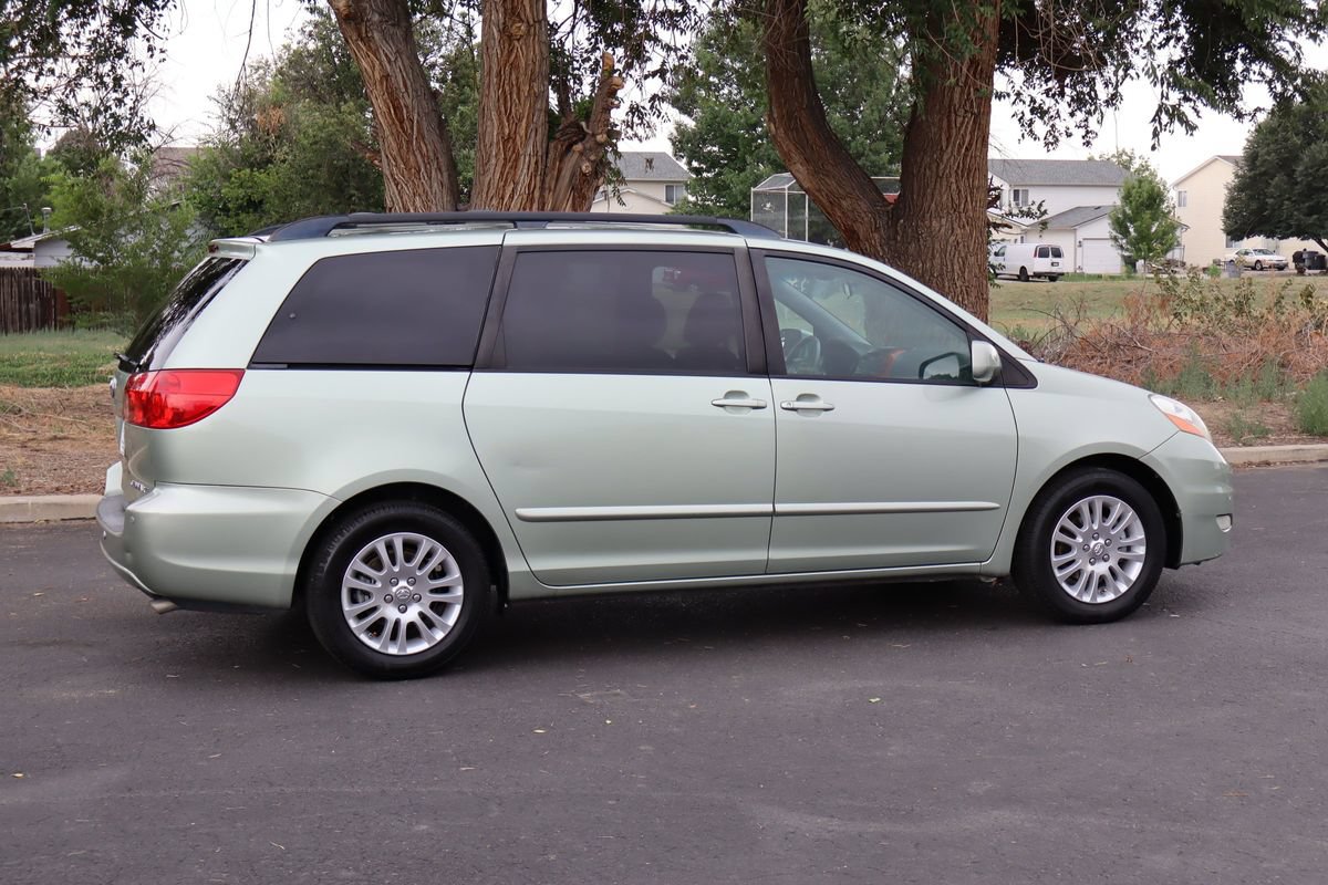 Used 2009 Toyota Sienna XLE FWD image 4