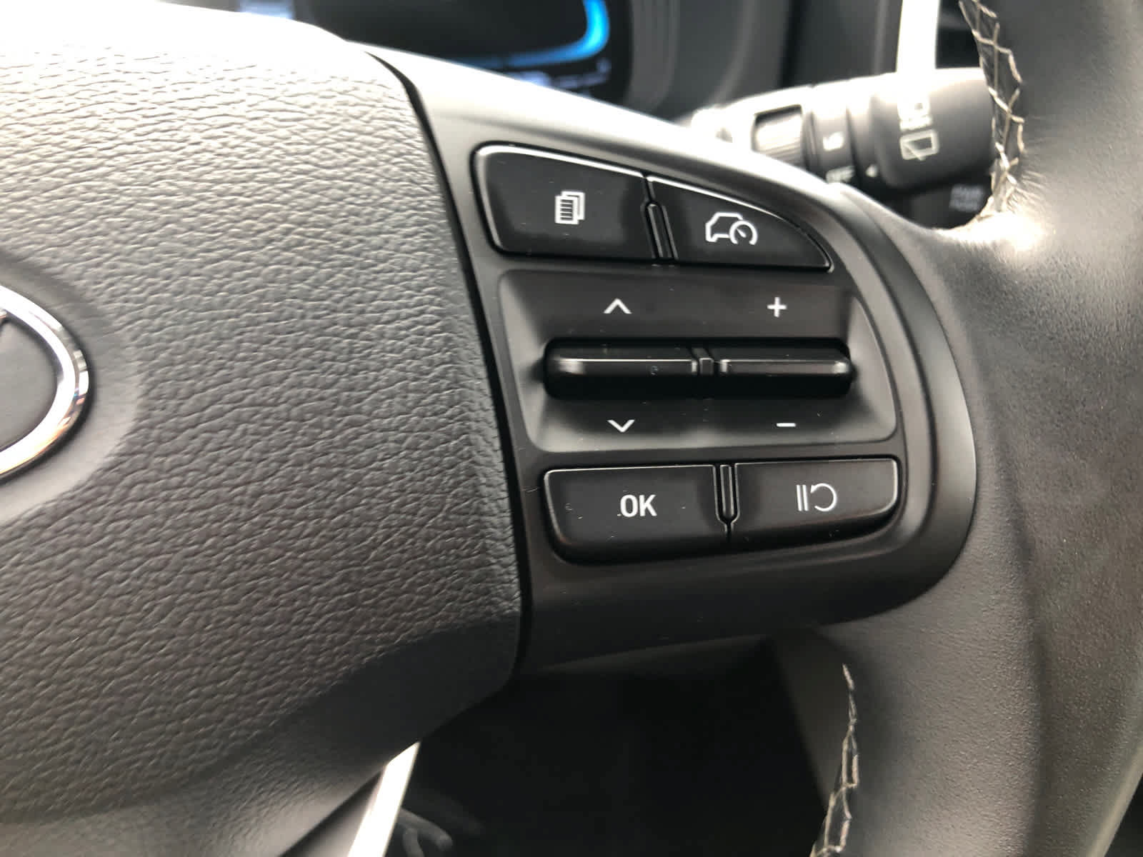 Used 2025 Hyundai Venue SEL FWD image 8
