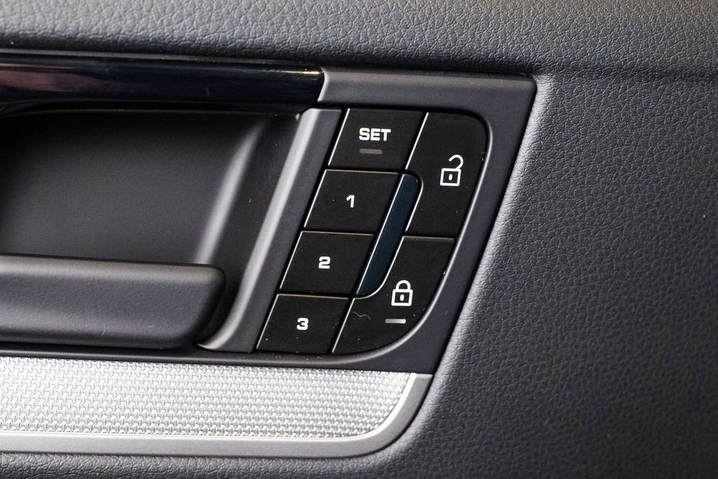 Certified 2025 Porsche Cayenne image 18