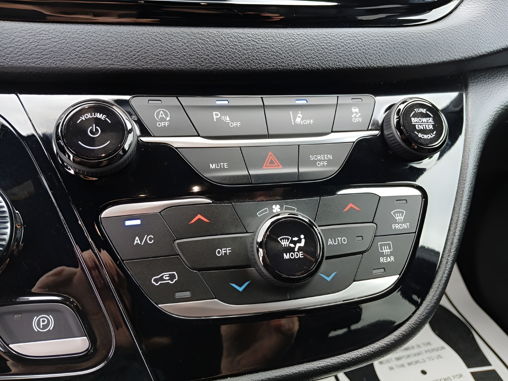 Used 2026 Chrysler Pacifica Select FWD image 18