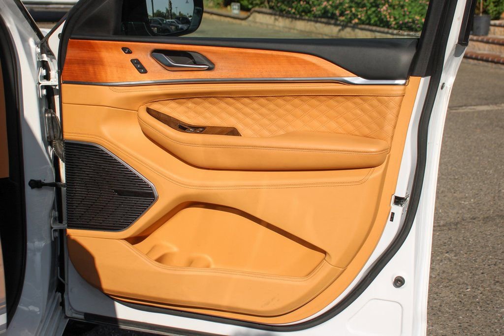 Used 2022 Jeep Grand Cherokee Summit AWD/4WD image 46