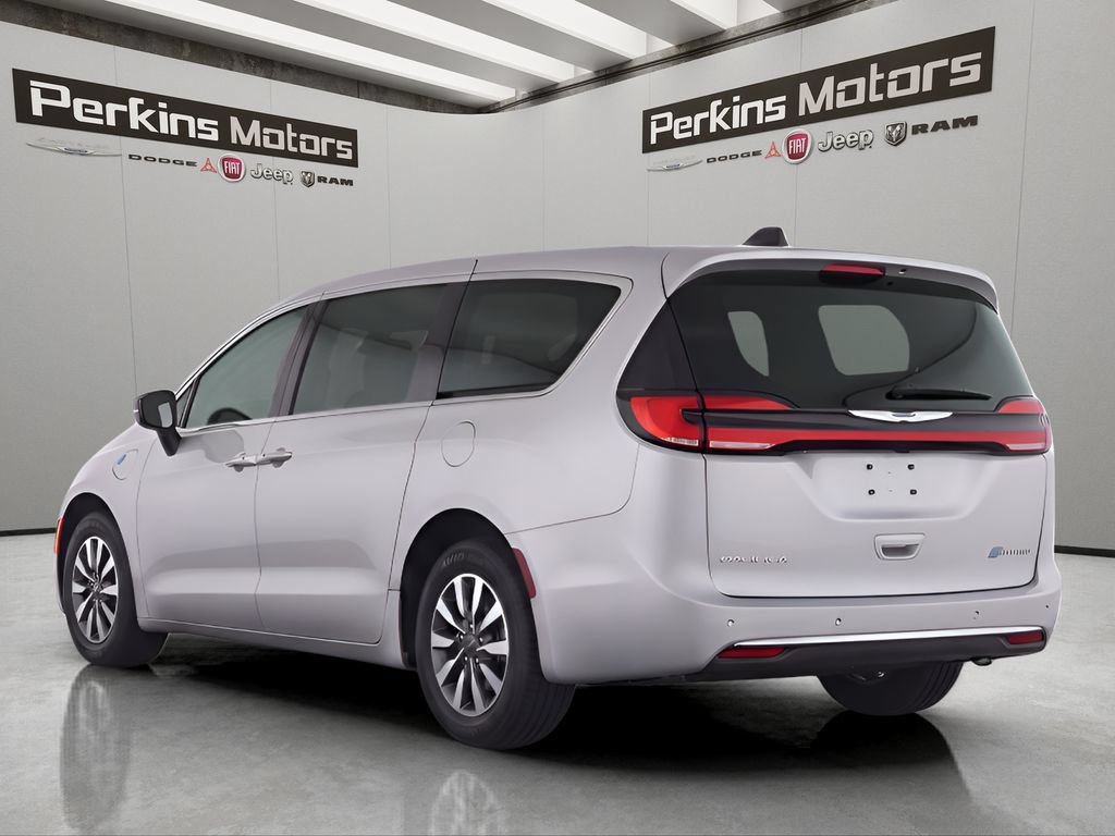 Used 2025 Chrysler Pacifica Select FWD image 3