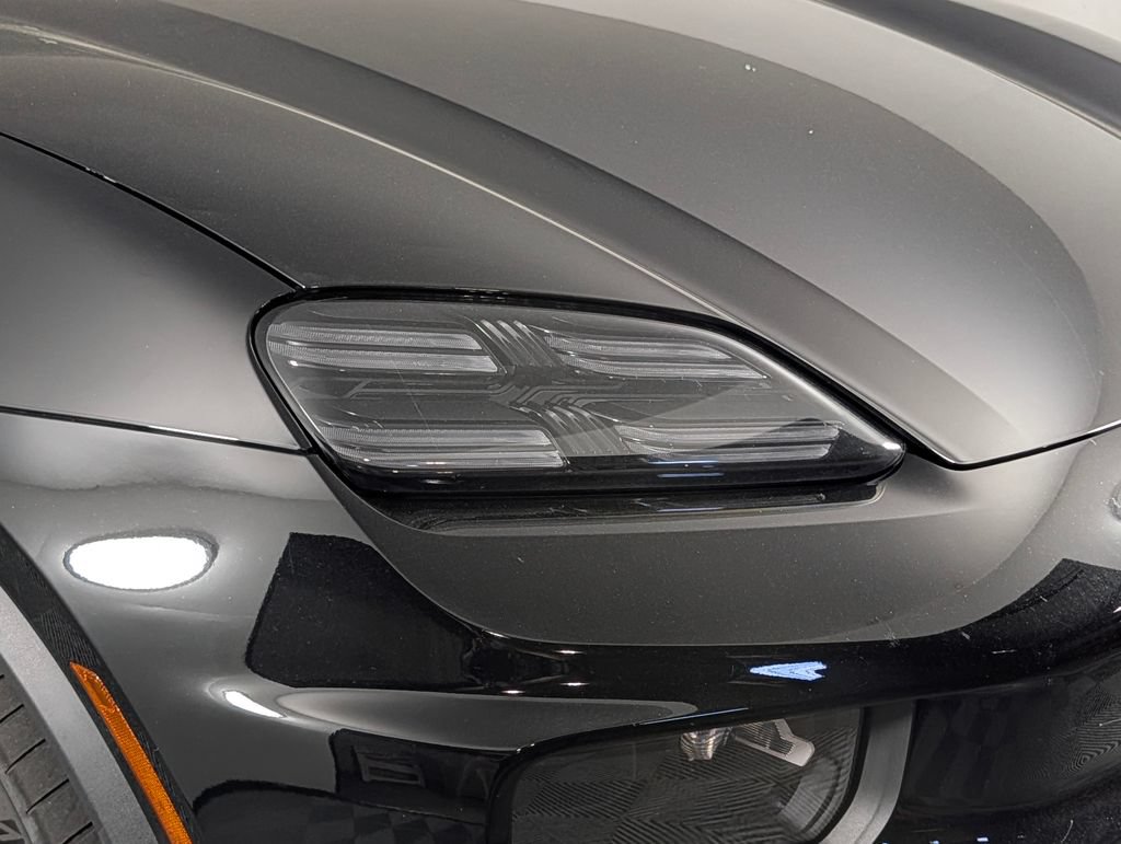 Certified 2025 Porsche Macan 4S Electric AWD/4WD image 15