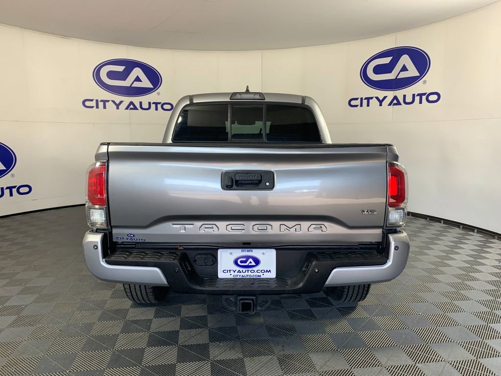 Used 2016 Toyota Tacoma Limited w/ Towing Package image 4