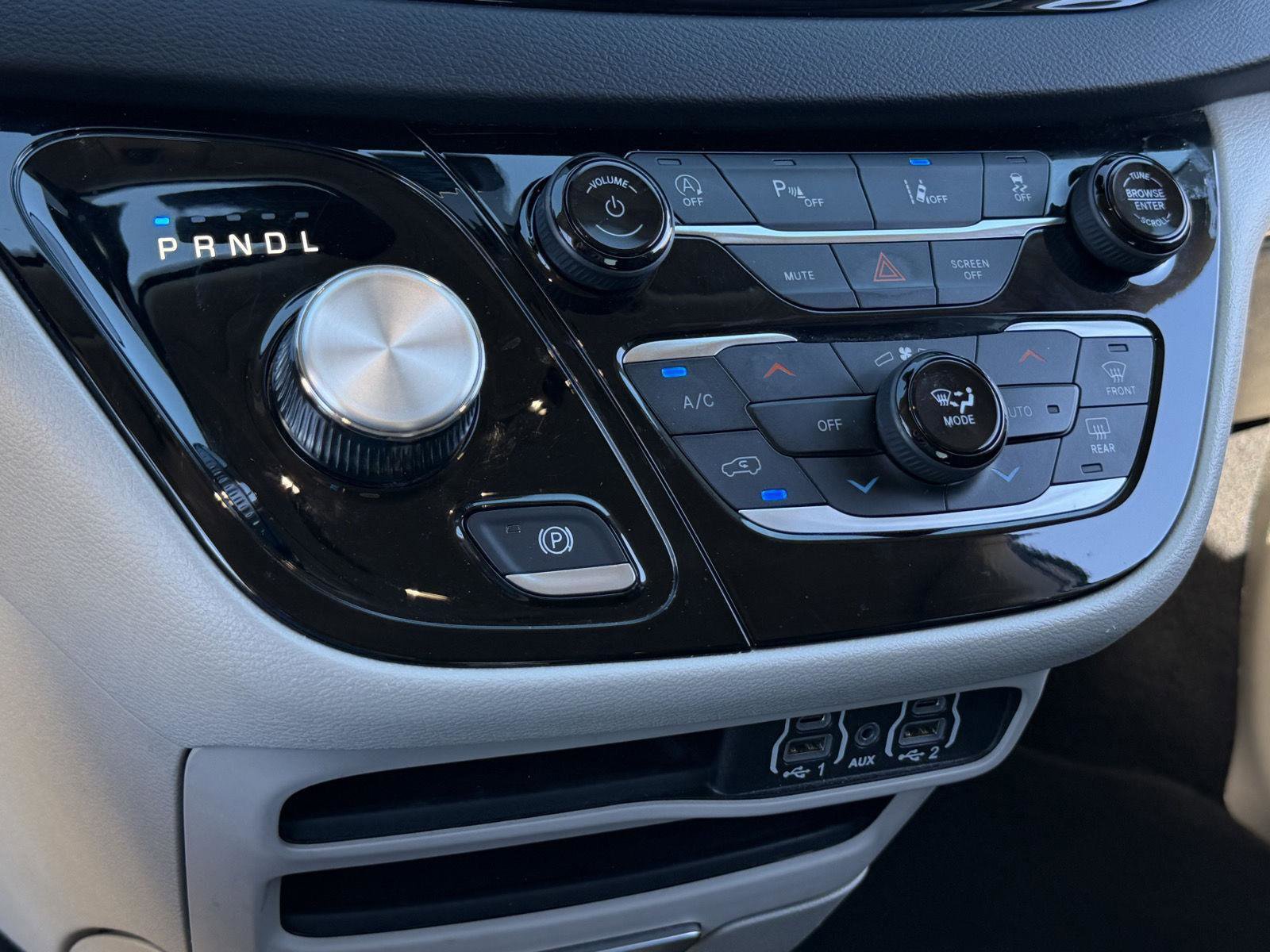 Used 2023 Chrysler Pacifica Touring-L image 12