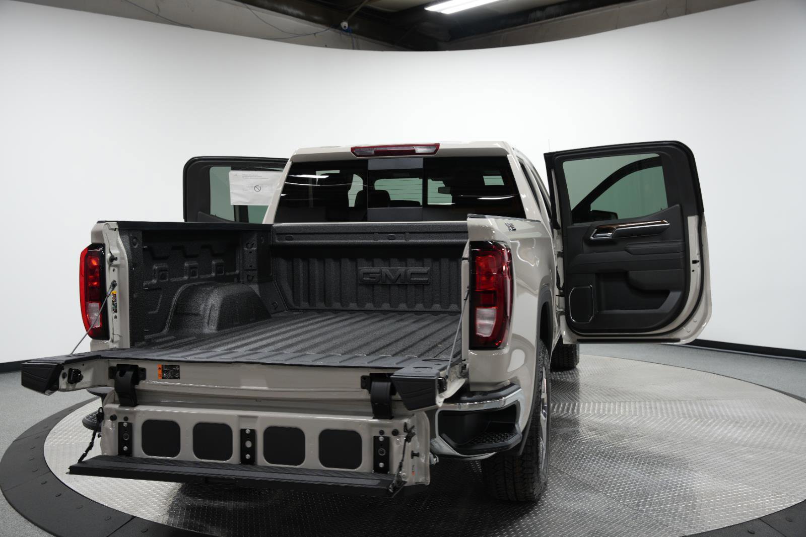 New 2026 GMC Sierra 1500 SLE image 12