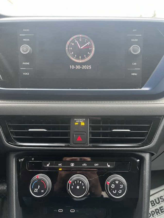 Used 2023 Volkswagen Taos SE w/ Panoramic Sunroof Package image 6