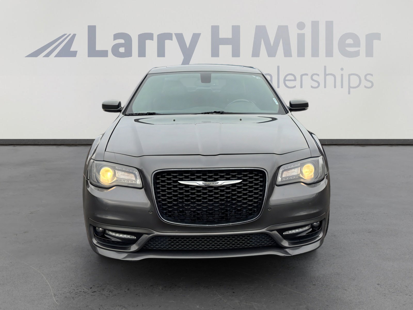 Used 2018 Chrysler 300 S w/ 300S Premium Group image 8
