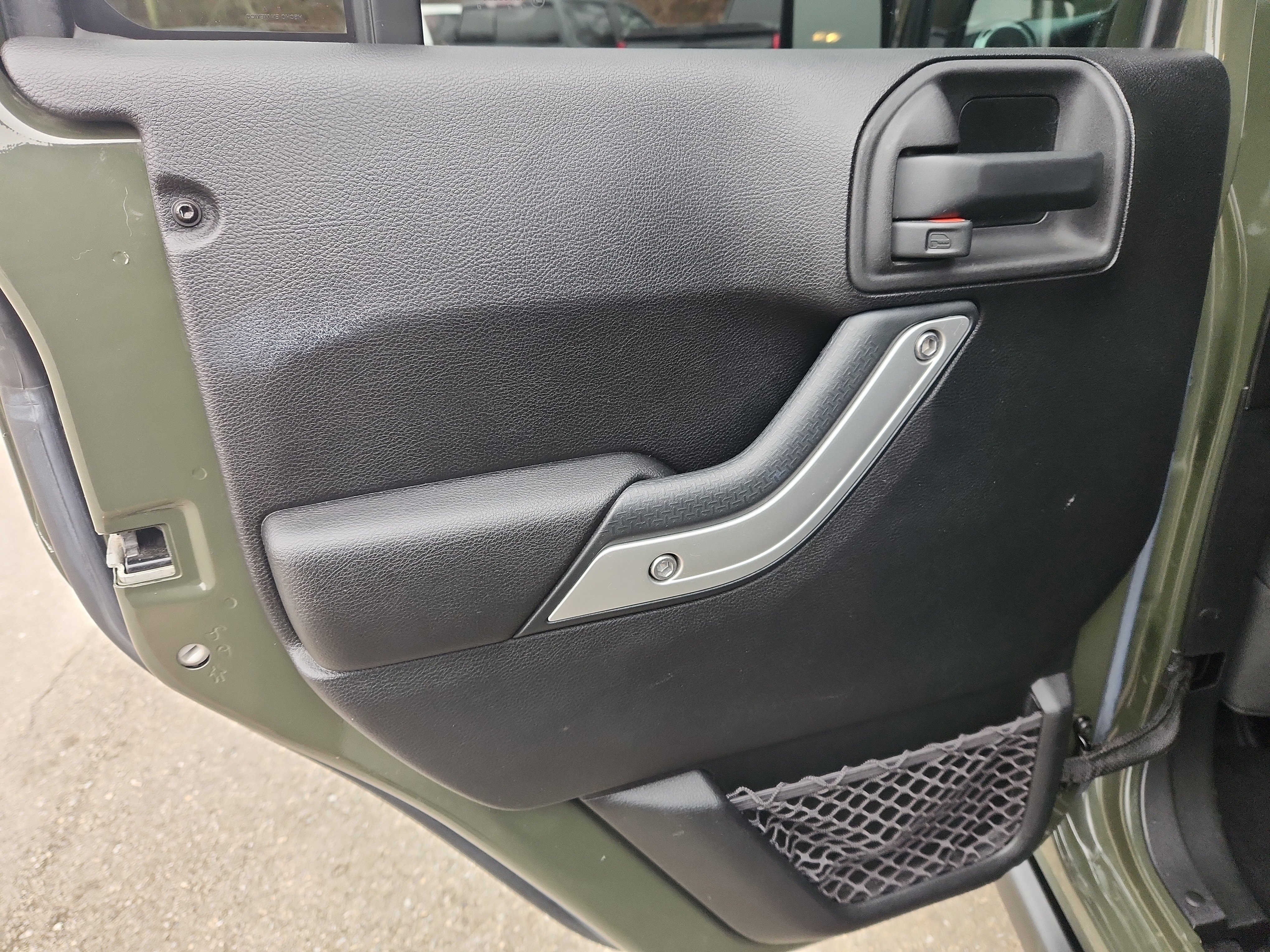 Used 2015 Jeep Wrangler Unlimited Rubicon w/ Connectivity Group image 33