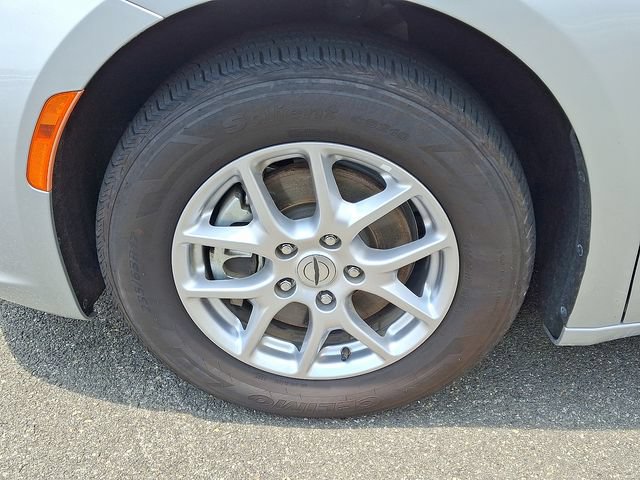Used 2024 Chrysler Pacifica Touring-L FWD image 8