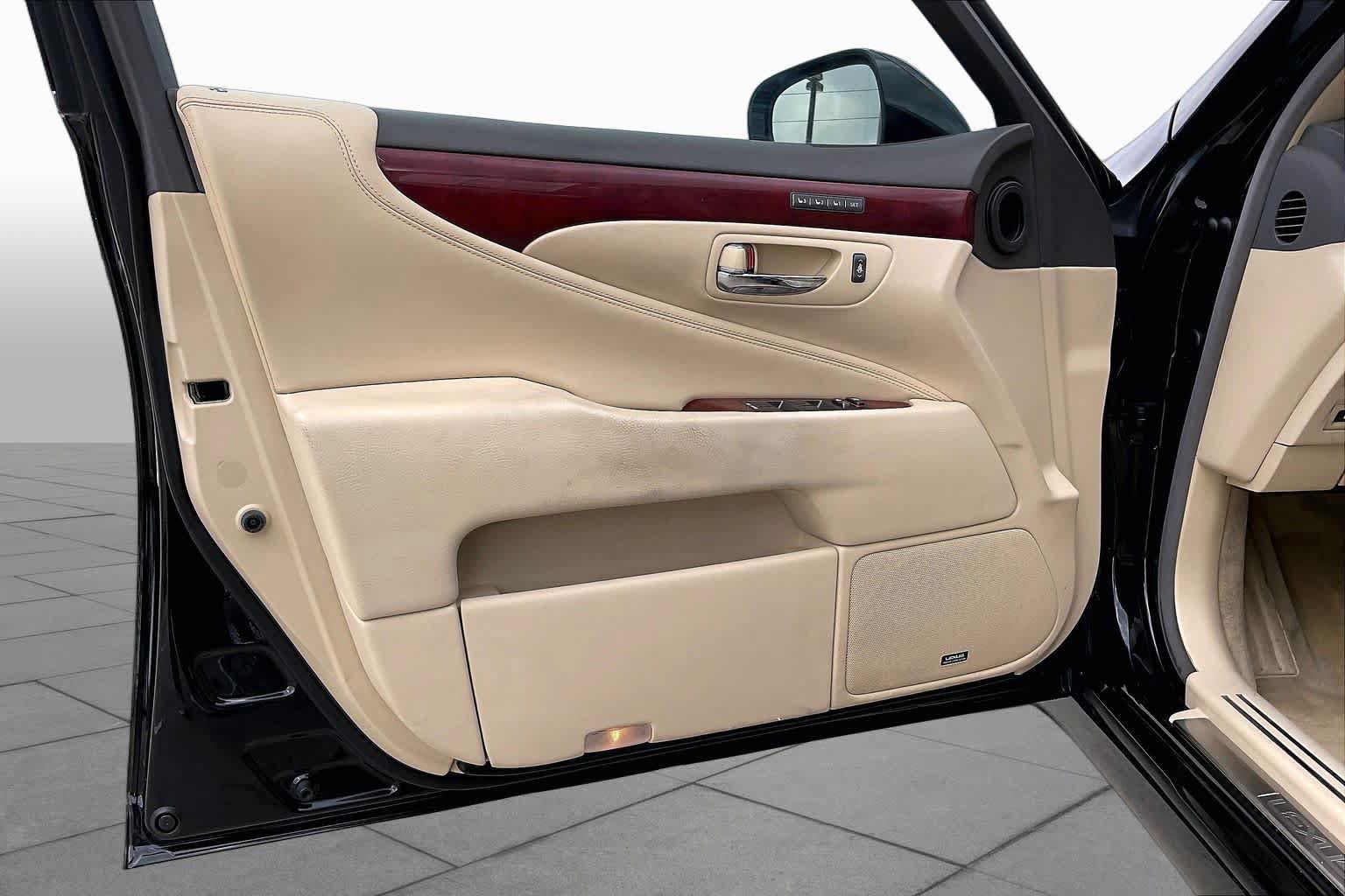 Used 2012 Lexus LS 460 w/ Comfort Pkg RWD image 19