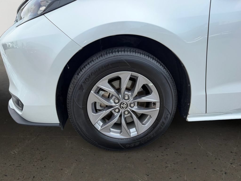 Used 2025 Toyota Sienna XLE AWD/4WD image 27