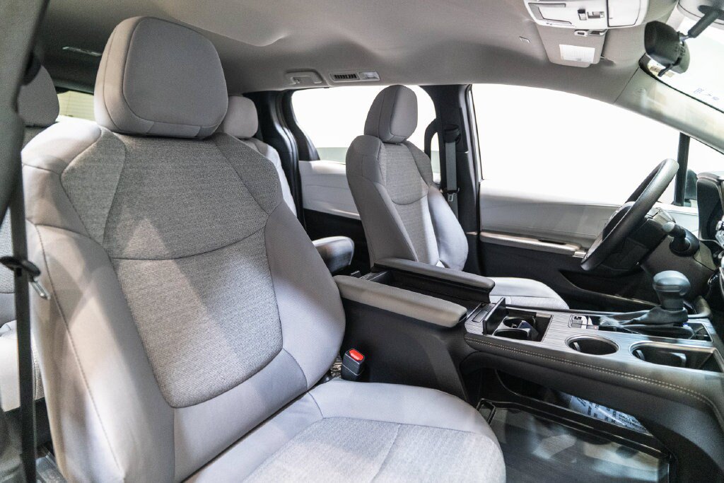 Certified 2025 Toyota Sienna LE FWD image 15
