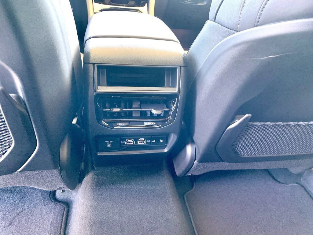 Used 2025 Jeep Grand Cherokee Limited image 22