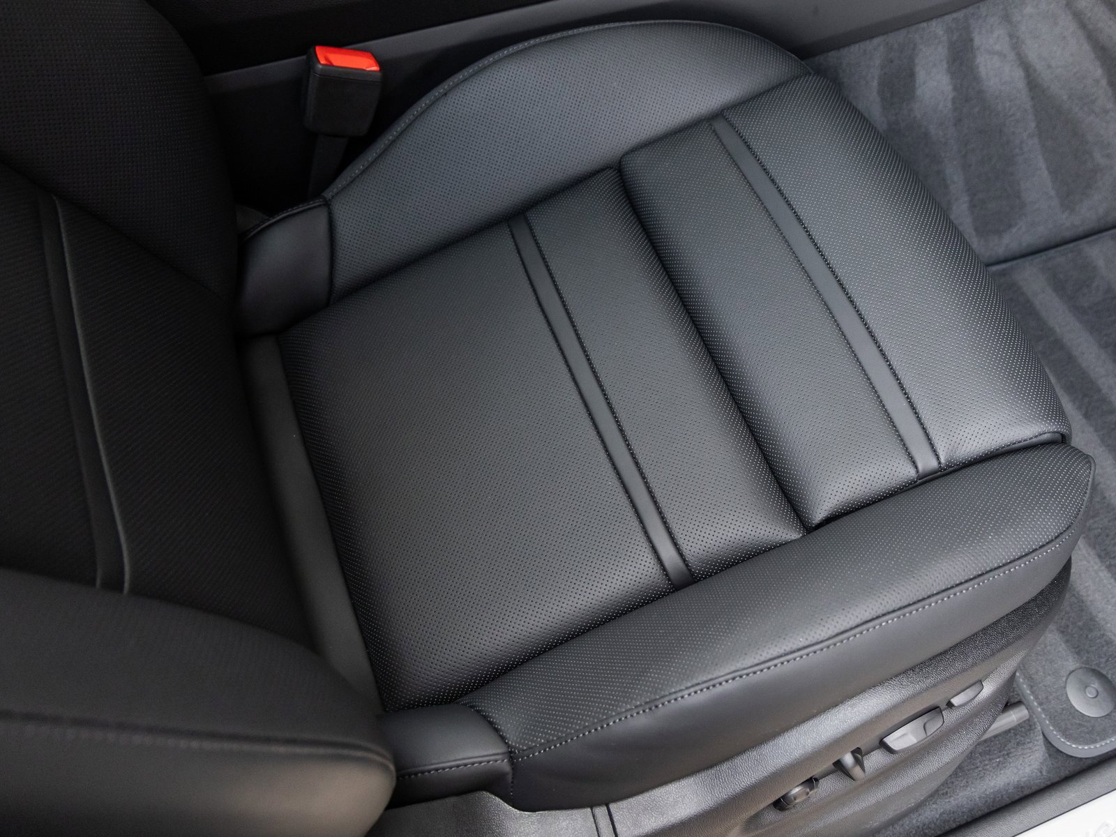 Certified 2025 Porsche Cayenne Coupe image 44