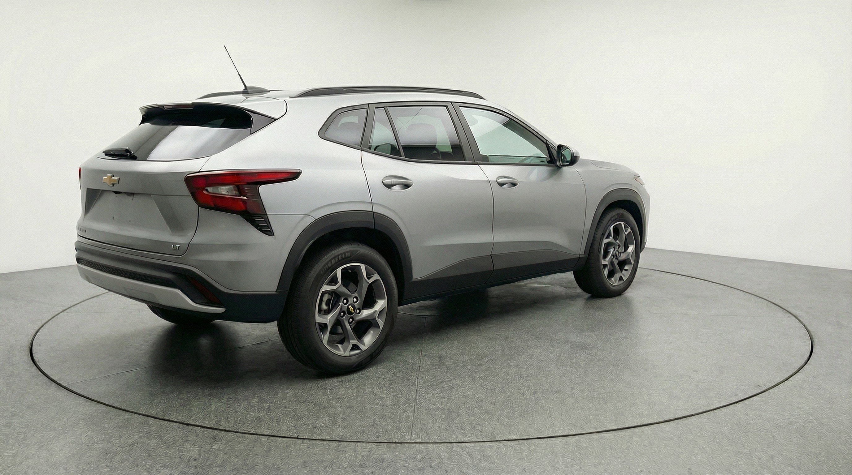 Used 2025 Chevrolet Trax LT w/ LT Convenience Package image 9