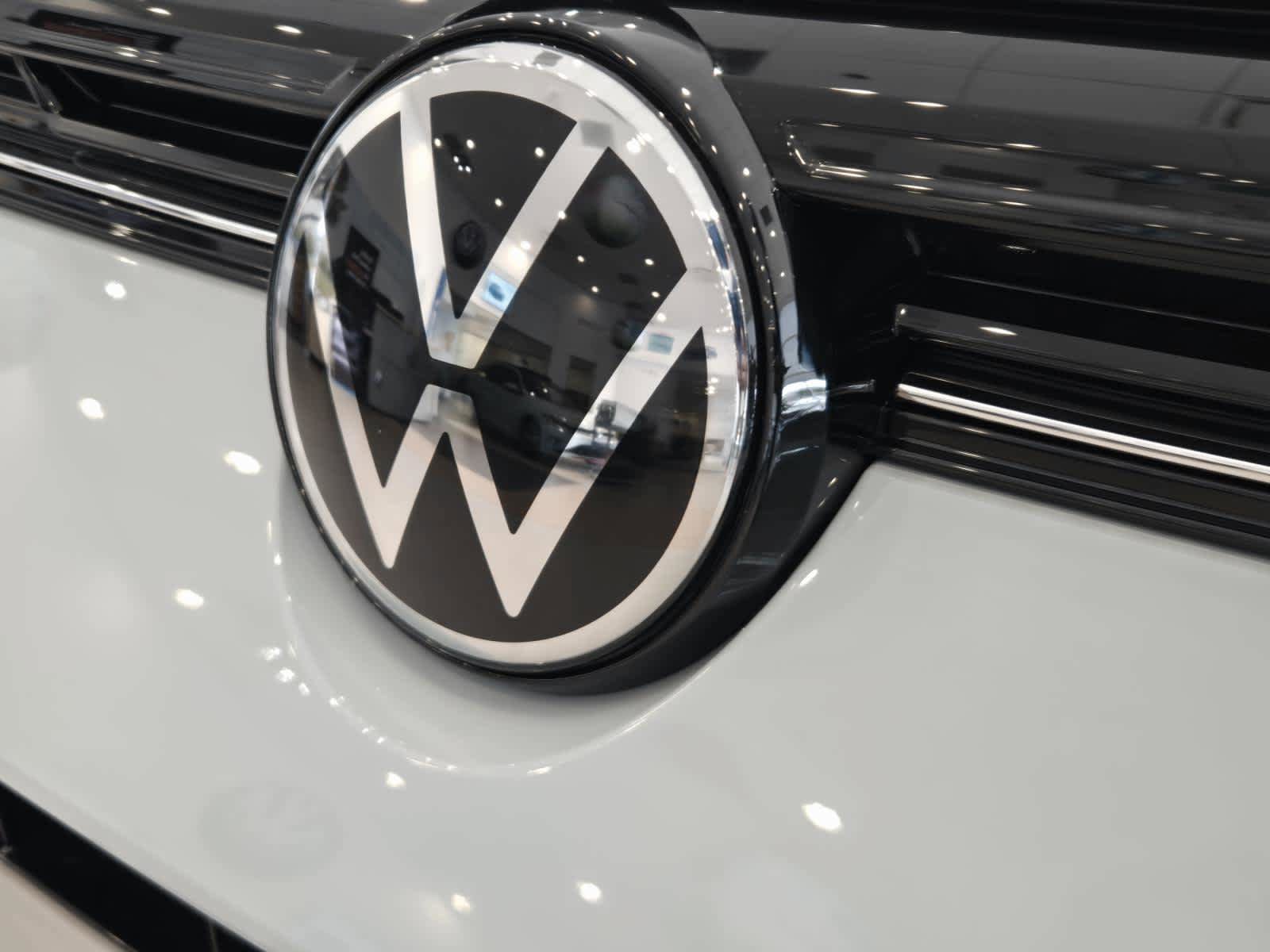 New 2026 Volkswagen Taos SE image 7
