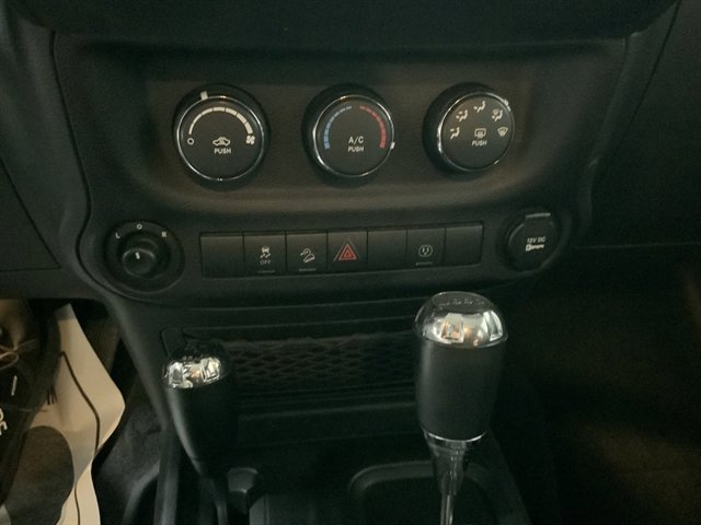 Used 2017 Jeep Wrangler Unlimited Sahara image 25