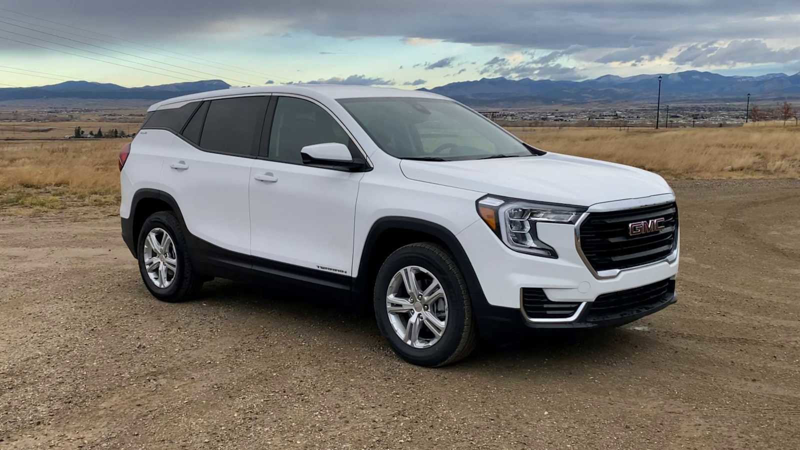 Used 2024 GMC Terrain SLE image 2