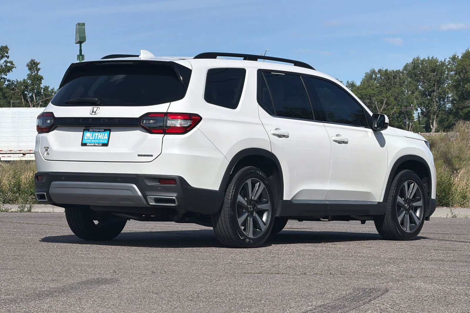 Used 2025 Honda Pilot Touring image 2