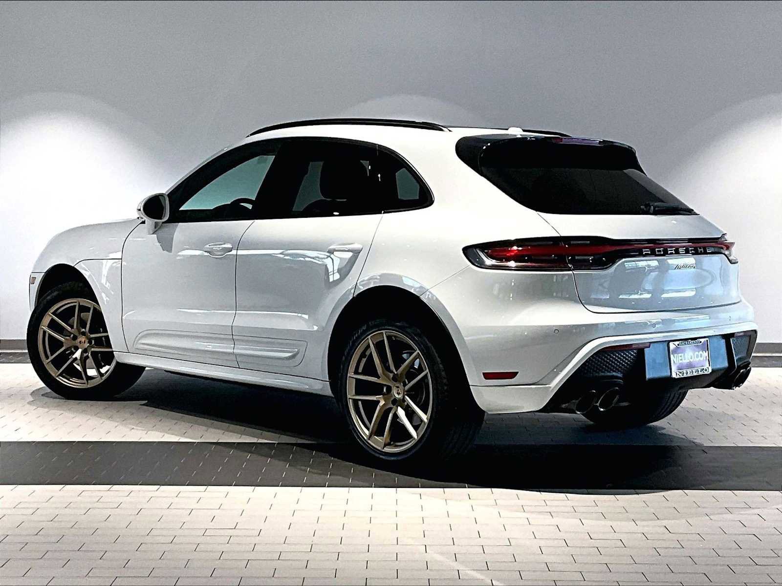 Used 2025 Porsche Macan image 3