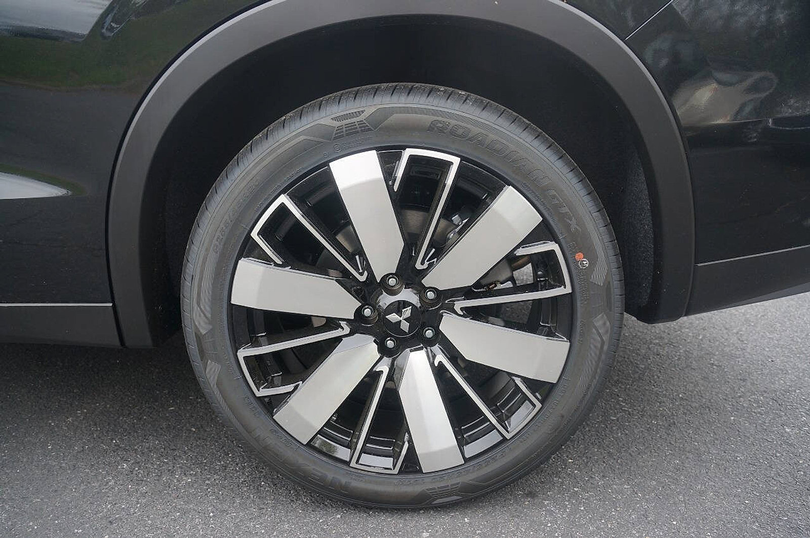 New 2025 Mitsubishi Outlander SE image 9