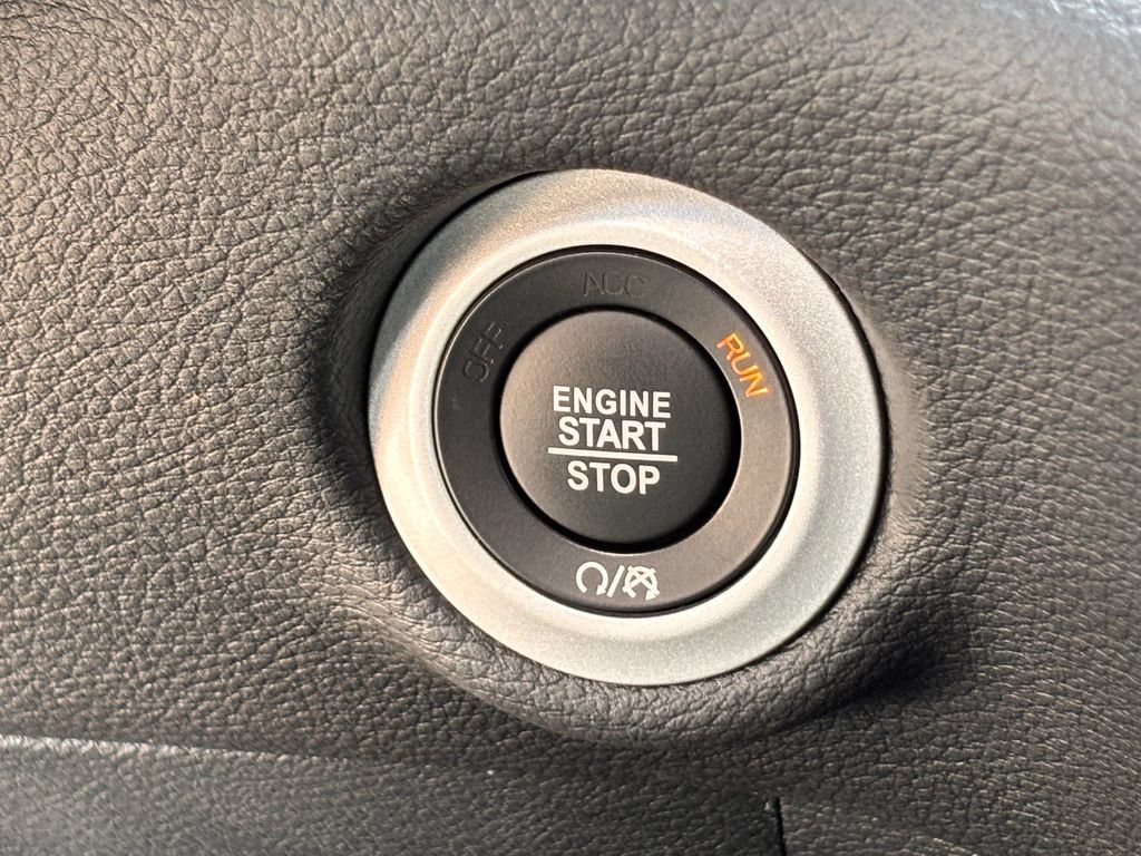 Used 2025 Chrysler Pacifica Limited FWD image 18