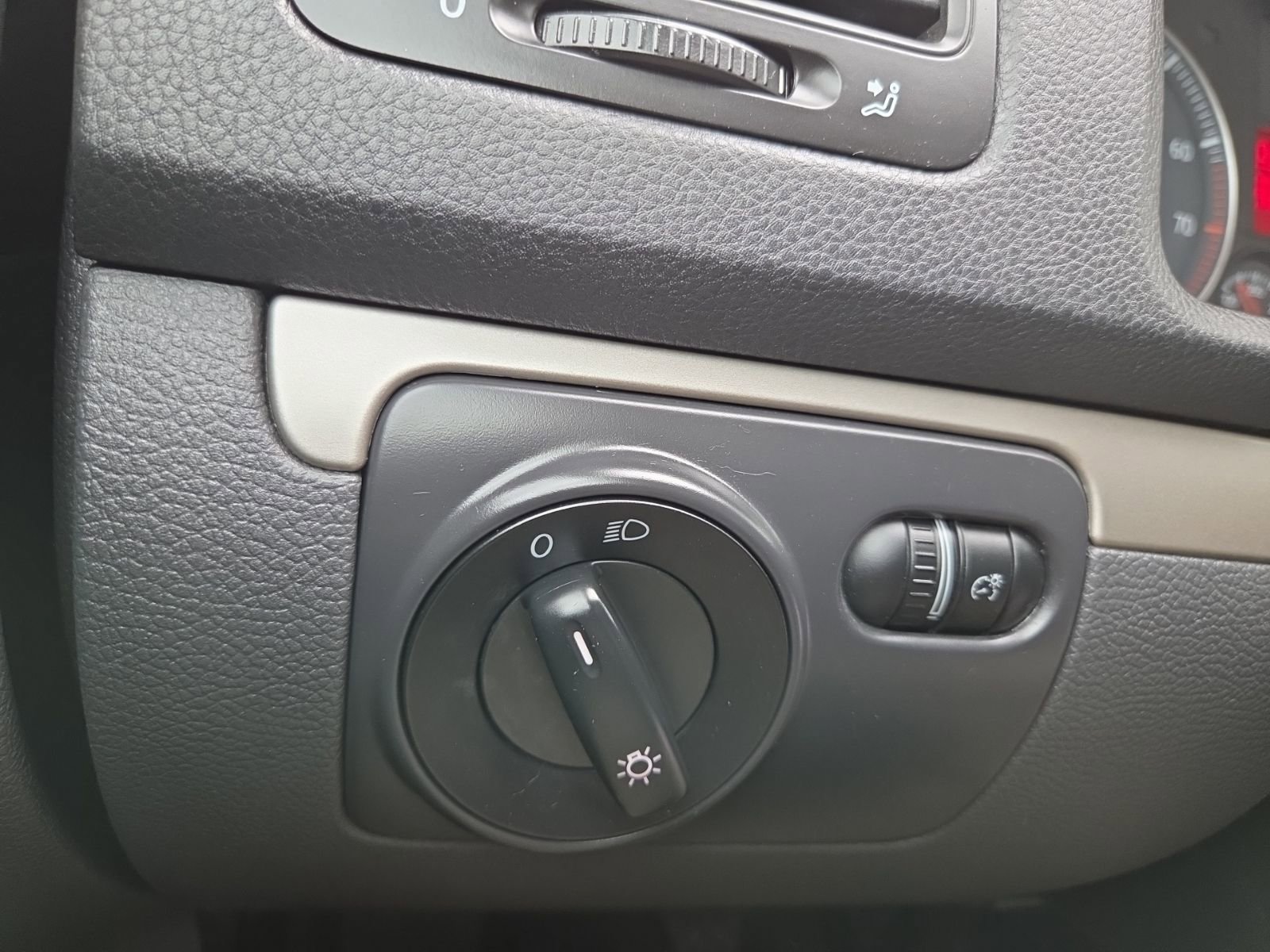 Used 2009 Volkswagen Rabbit S image 26