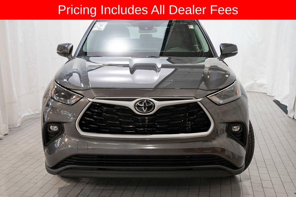Used 2024 Toyota Highlander LE FWD image 2